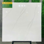 Gạch 80x80 màu trắng nhạt vân khói nhẹ cao cấp vn thạch bàn quận 5