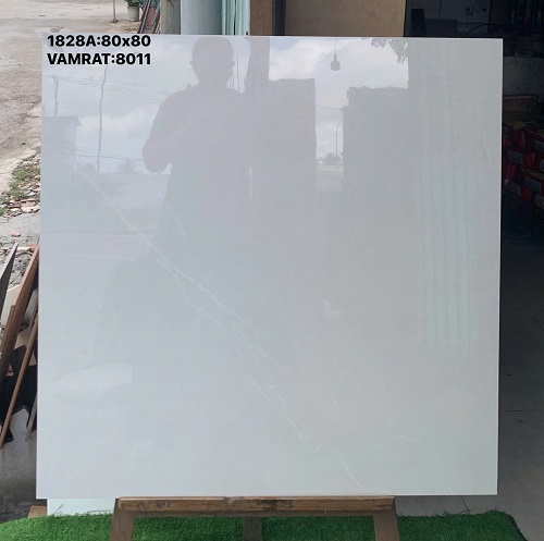 Gạch 80x80 Trắng Sáng Vân Xám Nhẹ Bóng Kiếng