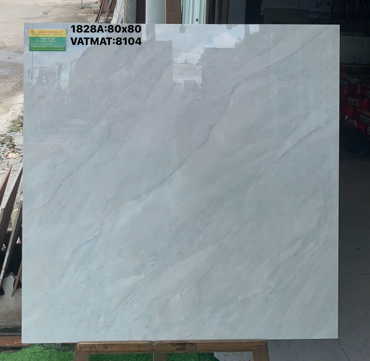 Gạch 80x80 Trắng Xám Vân Đá Nhẹ Bóng Kiếng Việt Nam