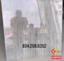 Gạch bóng kiếng 80x80 vân gỗ hàng khắc kim